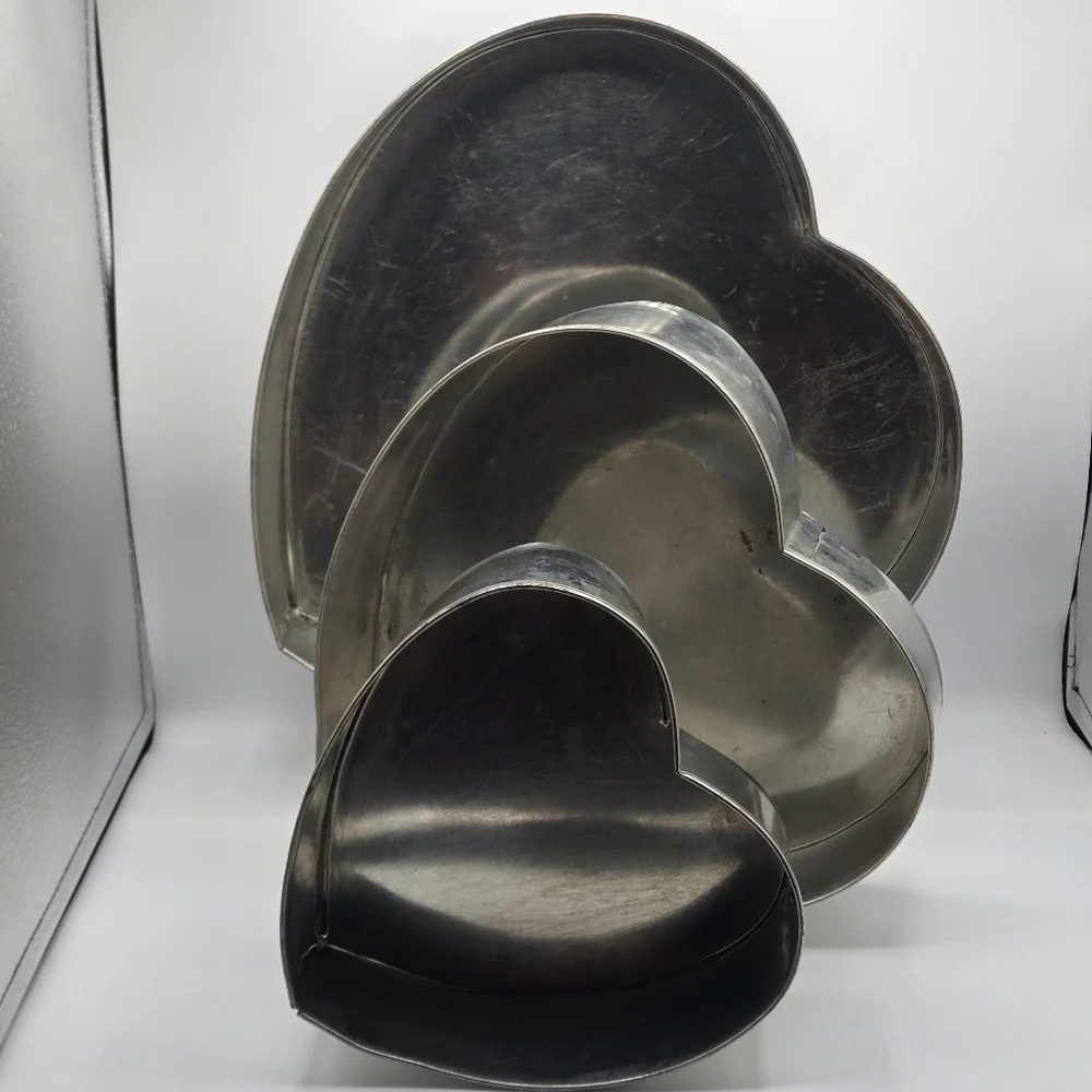 Vintage 3 pc set Metal Heart Shaped Cake Pans Mold Primitive Rustic Farmhouse